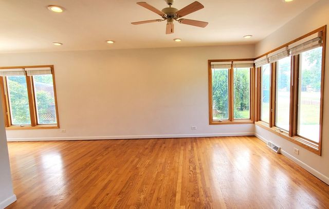 4715 W Lake Avenue, Glenview, IL 60025