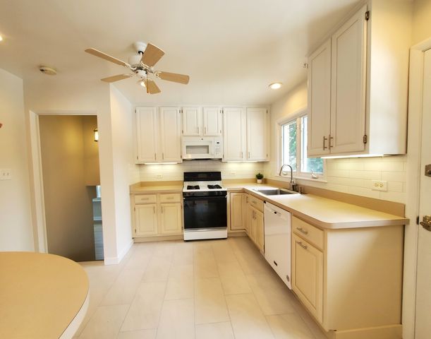 4715 W Lake Avenue, Glenview, IL 60025