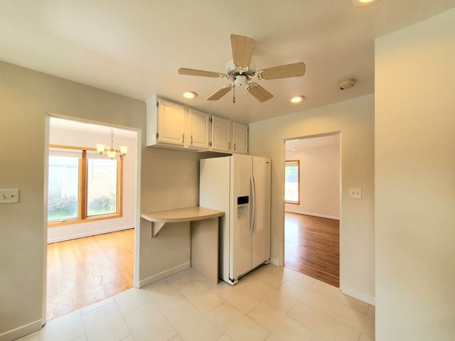 4715 W Lake Avenue, Glenview, IL 60025