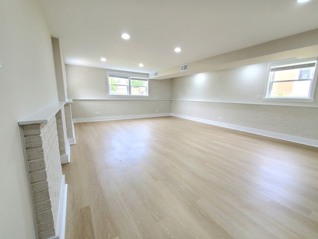 4715 W Lake Avenue, Glenview, IL 60025