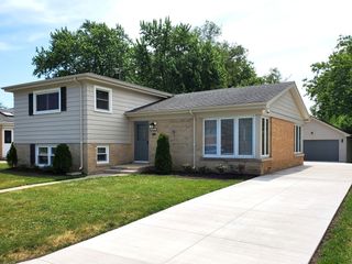 4715 W Lake Avenue, Glenview, IL 60025