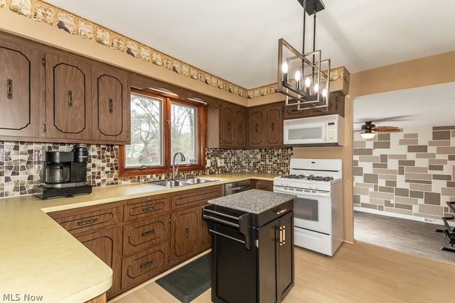 33510 Lake Shore Boulevard, Lakeline, OH 44095