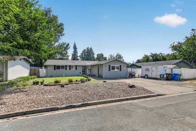 46 Tracy Avenue, Eagle Point, OR 97524