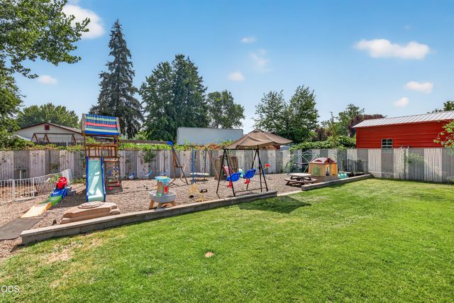 46 Tracy Avenue, Eagle Point, OR 97524