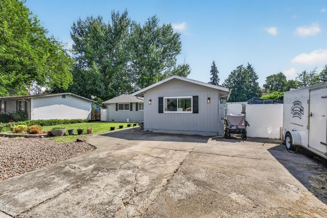 46 Tracy Avenue, Eagle Point, OR 97524