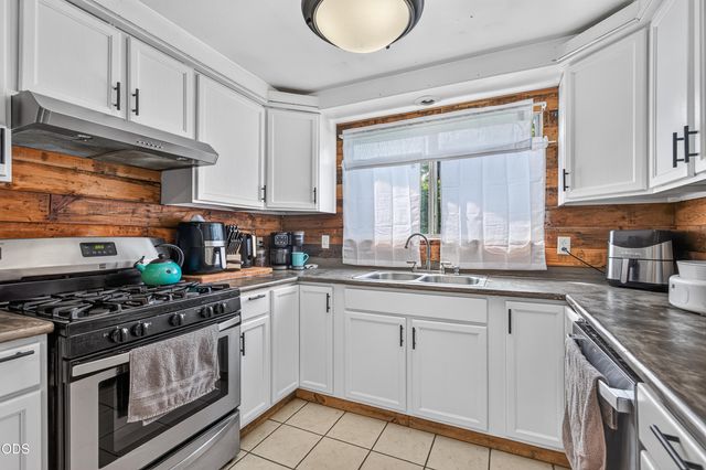 46 Tracy Avenue, Eagle Point, OR 97524