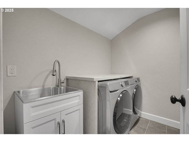 3615 Sw HUBER St, Portland, OR 97219