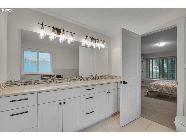 3615 Sw HUBER St, Portland, OR 97219