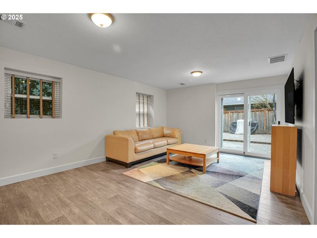 3615 Sw HUBER St, Portland, OR 97219