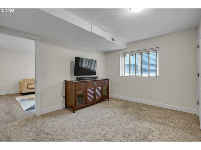 3615 Sw HUBER St, Portland, OR 97219