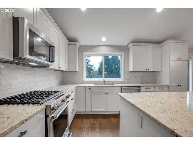 3615 Sw HUBER St, Portland, OR 97219