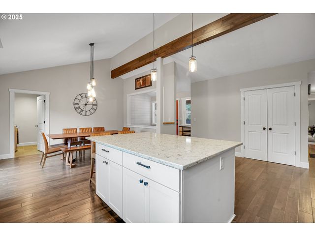 3615 Sw HUBER St, Portland, OR 97219