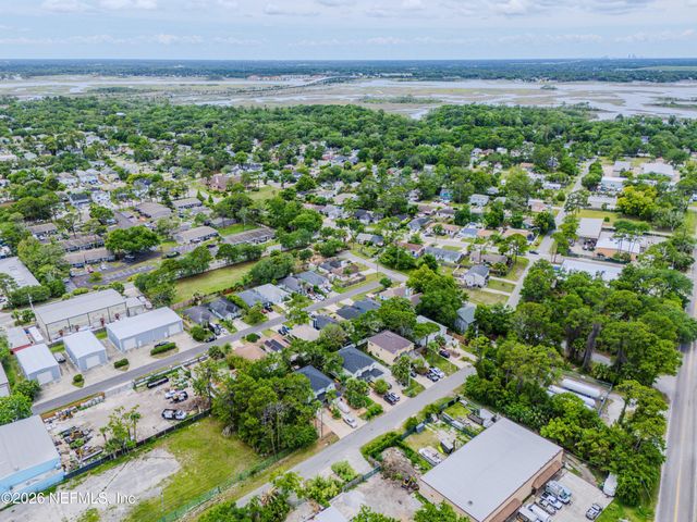 92 W 13TH Street, Atlantic Beach, FL 32233