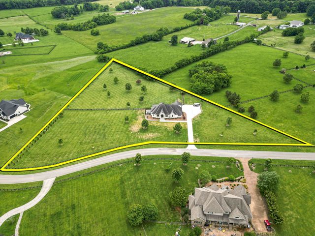 108 Nestledown Xing, Bell Buckle, TN 37020