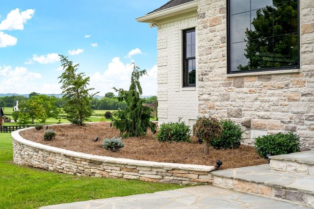 108 Nestledown Xing, Bell Buckle, TN 37020