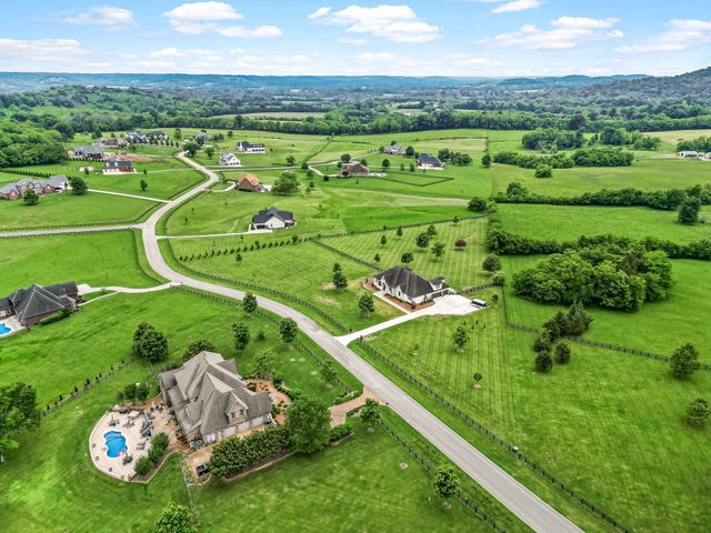 108 Nestledown Xing, Bell Buckle, TN 37020