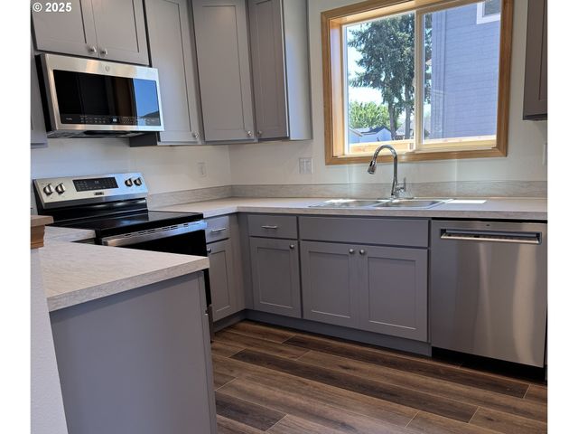 650 ST CHARLES St, Eugene, OR 97402