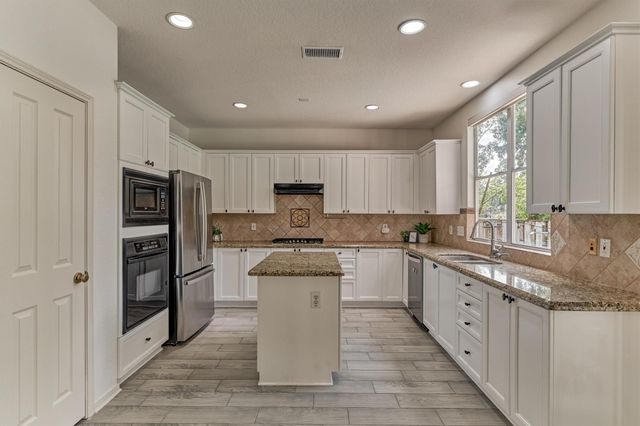 11 Vinca Trail, The Woodlands, TX 77382