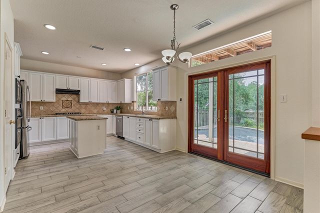 11 Vinca Trail, The Woodlands, TX 77382