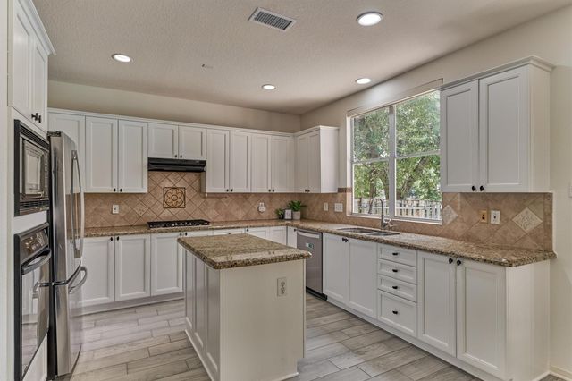 11 Vinca Trail, The Woodlands, TX 77382