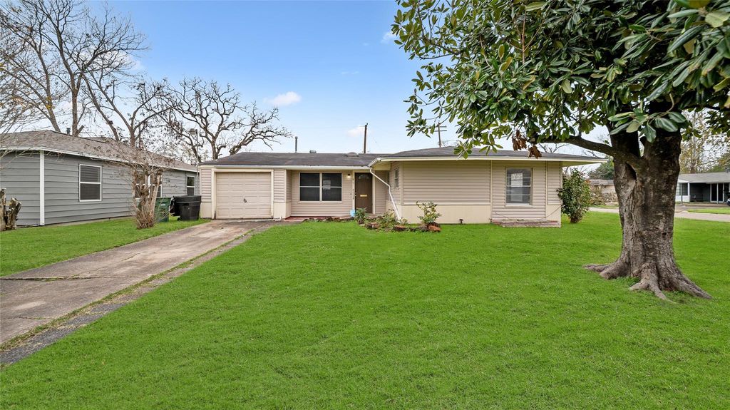 8171 Redfern Drive, Houston, TX 77033