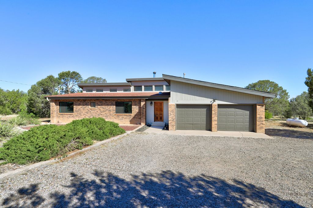 26 W Willard Road, Edgewood, NM 87015