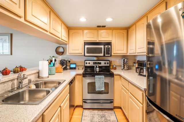 135 Pierpoint Cir, Folsom, CA 95630