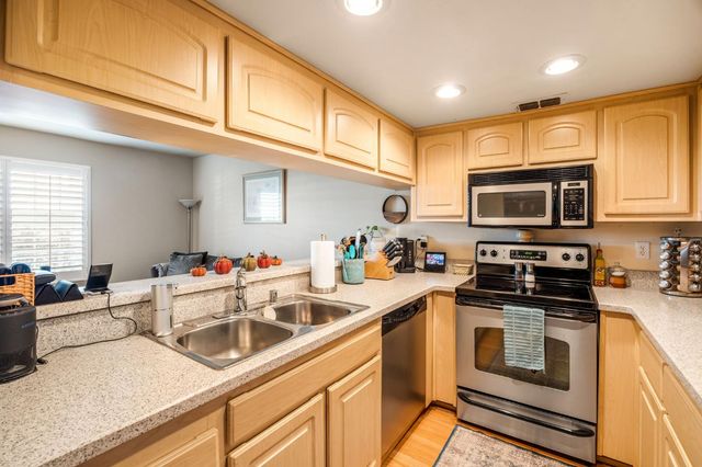 135 Pierpoint Cir, Folsom, CA 95630