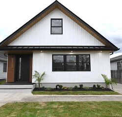 11 Bayview Avenue, Lawrence, NY 11559