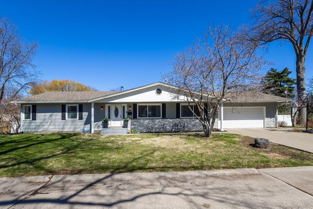 6 Sunset Circle, Bettendorf, IA 52722