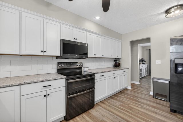 6 Sunset Circle, Bettendorf, IA 52722