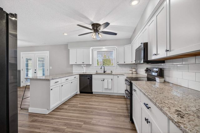 6 Sunset Circle, Bettendorf, IA 52722