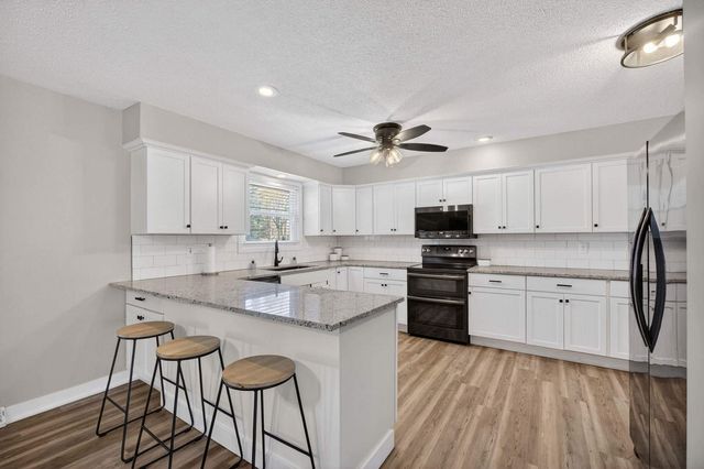 6 Sunset Circle, Bettendorf, IA 52722