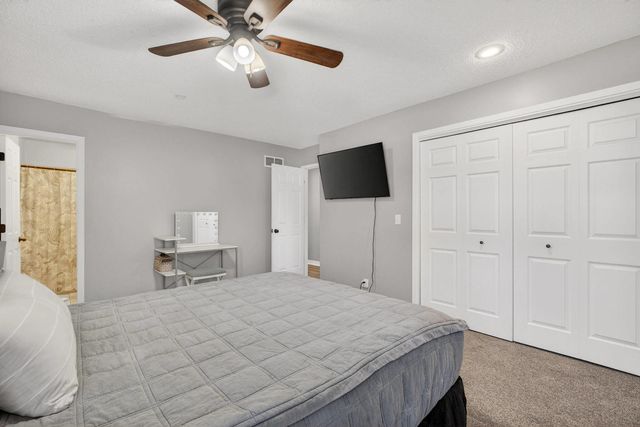 6 Sunset Circle, Bettendorf, IA 52722