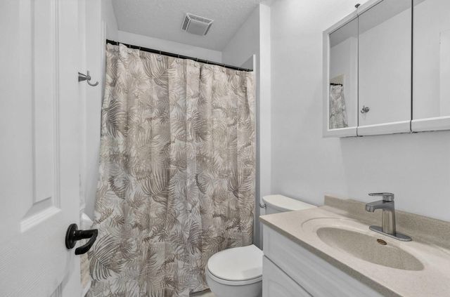 6 Sunset Circle, Bettendorf, IA 52722