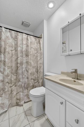 6 Sunset Circle, Bettendorf, IA 52722