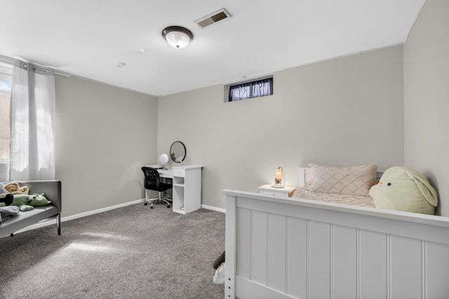 6 Sunset Circle, Bettendorf, IA 52722