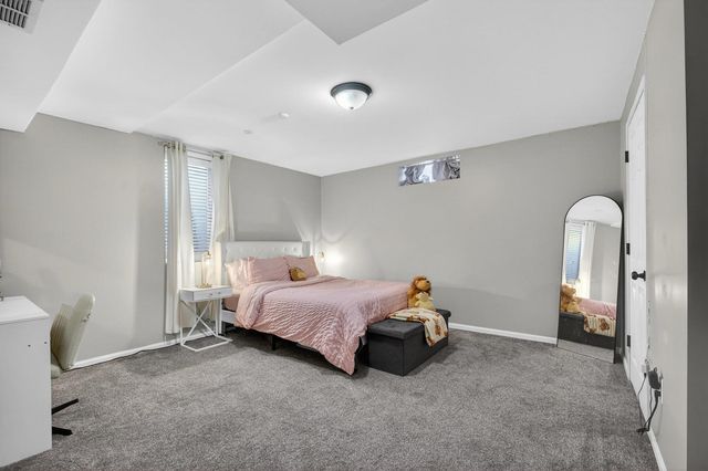 6 Sunset Circle, Bettendorf, IA 52722