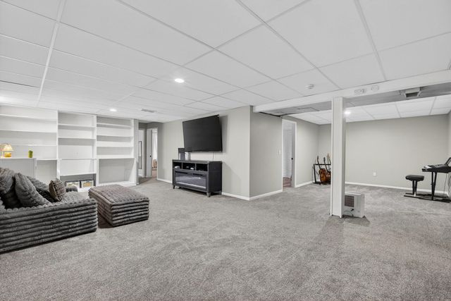 6 Sunset Circle, Bettendorf, IA 52722