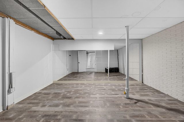 6 Sunset Circle, Bettendorf, IA 52722