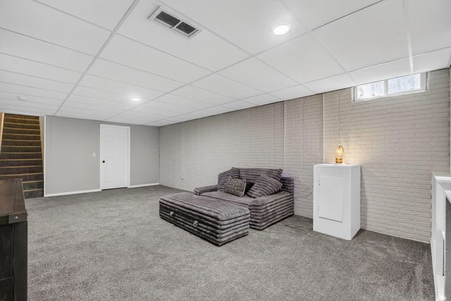 6 Sunset Circle, Bettendorf, IA 52722