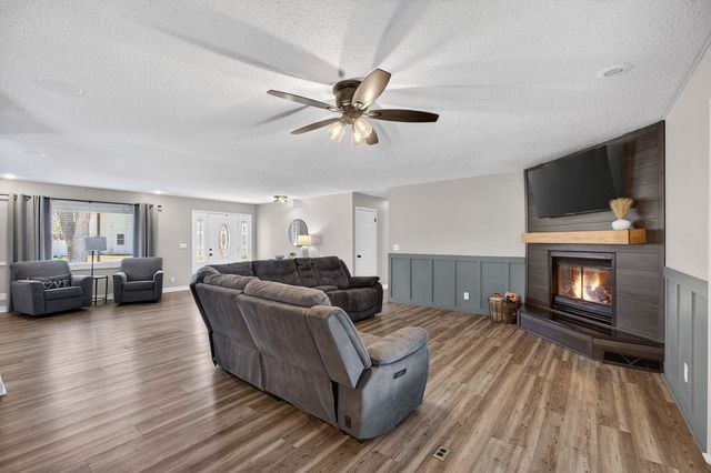 6 Sunset Circle, Bettendorf, IA 52722