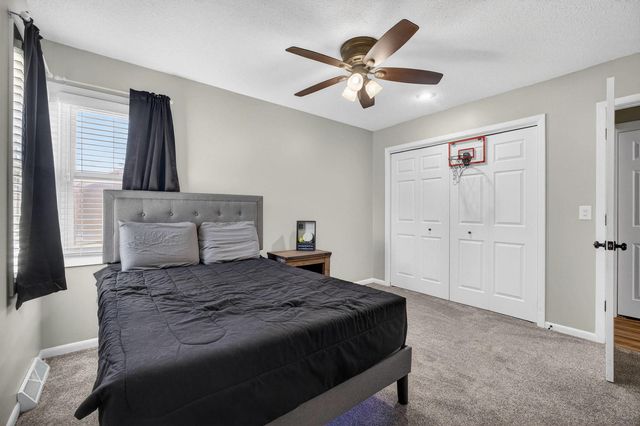 6 Sunset Circle, Bettendorf, IA 52722