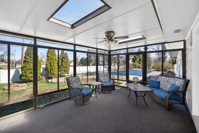 6 Sunset Circle, Bettendorf, IA 52722