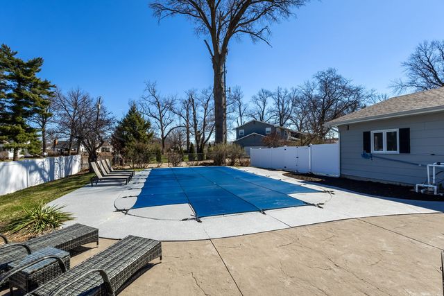 6 Sunset Circle, Bettendorf, IA 52722