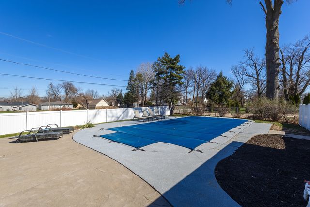 6 Sunset Circle, Bettendorf, IA 52722