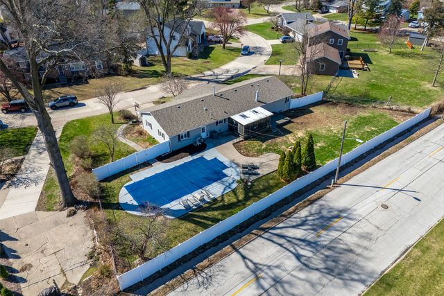 6 Sunset Circle, Bettendorf, IA 52722