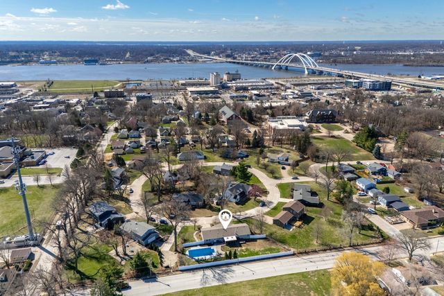 6 Sunset Circle, Bettendorf, IA 52722