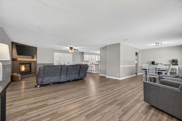 6 Sunset Circle, Bettendorf, IA 52722