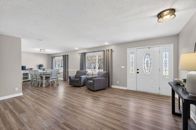 6 Sunset Circle, Bettendorf, IA 52722